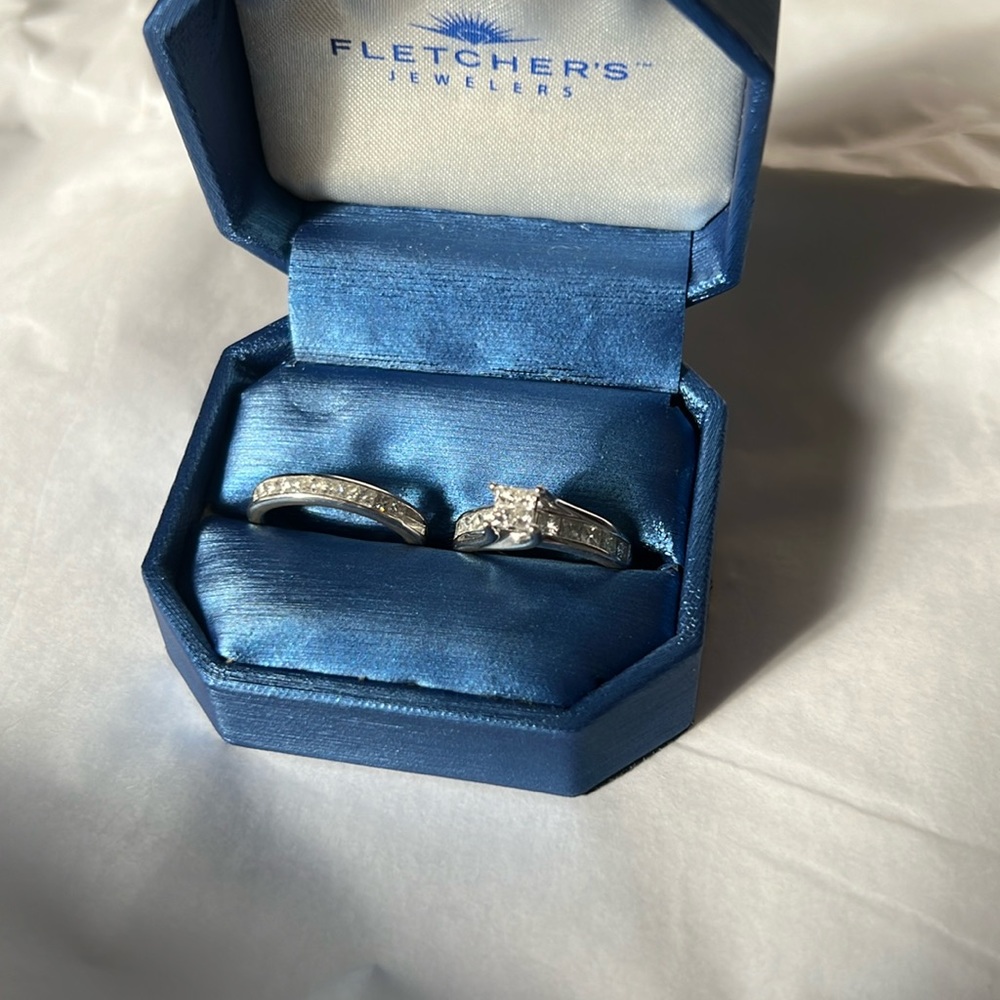 Engagement ring and wedding band bundle 💎